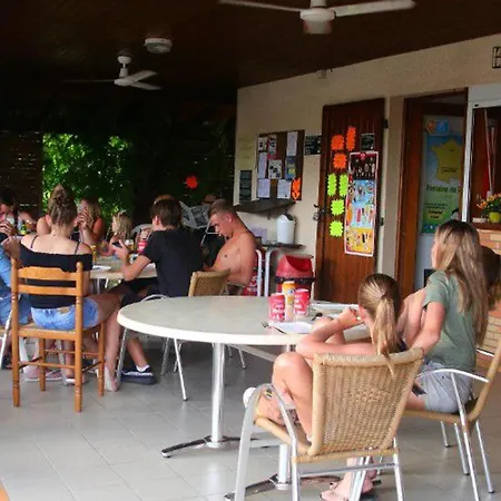 Camping 63m² Pour 5 Personnes Avec Terrasse - Api-1-52-295 *