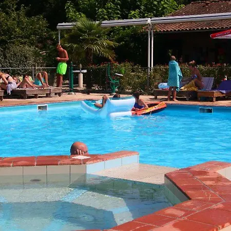 Camping 63m² Pour 5 Personnes Avec Terrasse - Api-1-52-295 *